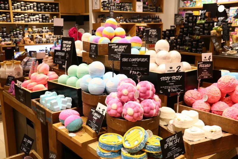 夏のボディケアはおまかせ カラフルで良い香りのアイテムでハッピーに Lush 万代シテイ 公式ホームページ